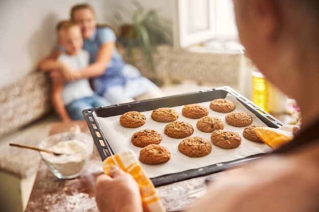 Hausgemachte Kekse frisch aus dem Ofen für geliebte Kinder