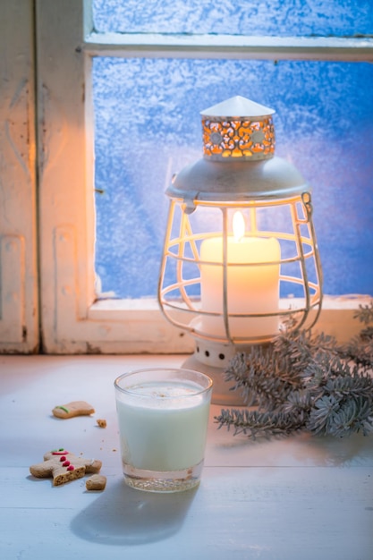 Hausgemachte Kekse mit Milch zu Weihnachten in der kalten Nacht