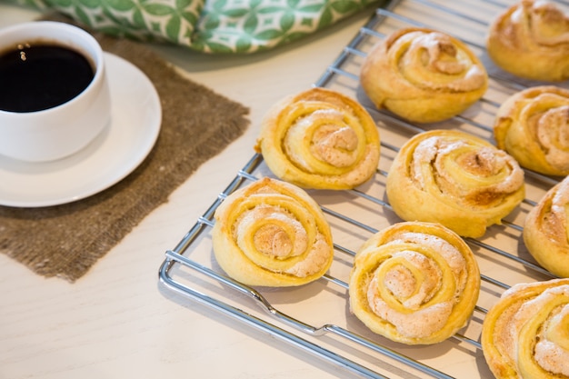 Hausgemachte Kekse mit Zucker und Meringe. Hausgemachte Rosenkekse