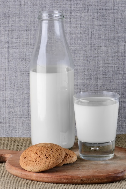 Hausgemachte Kekse und Milch auf dem Tisch