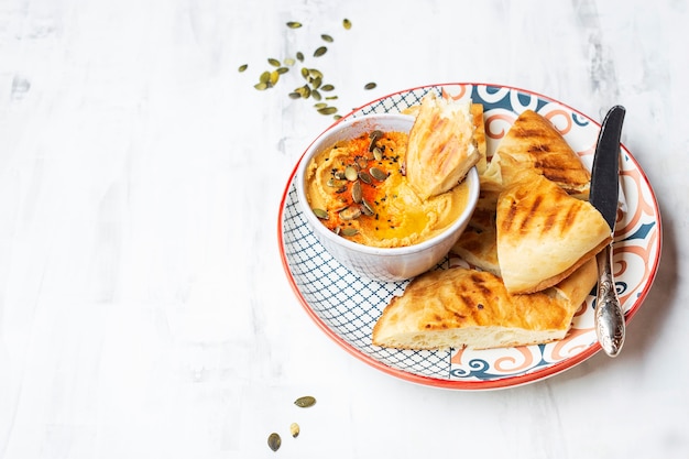 Hausgemachte Kichererbsen Hummus mit Scheiben Fladenbrot