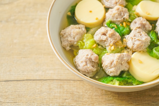 Hausgemachte klare Suppe mit Tofu und Hackfleischschale