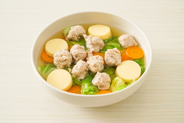 Hausgemachte klare Suppe mit Tofu und Hackfleischschale