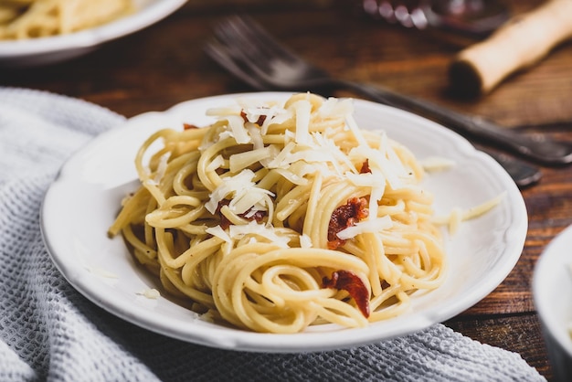 Hausgemachte klassische Carbonara-Nudeln auf weißem Teller