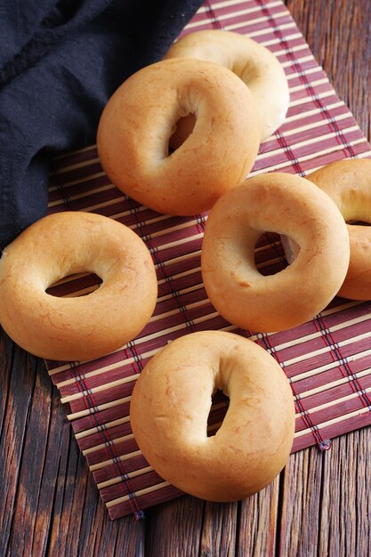 Hausgemachte kleine Bagels auf dem Tisch in Nahaufnahme