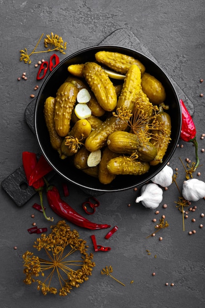 Hausgemachte kleine konservierte Gurken fermentierte gesalzene oder marinierte Gurken mit Knoblauch-Chili und Dill