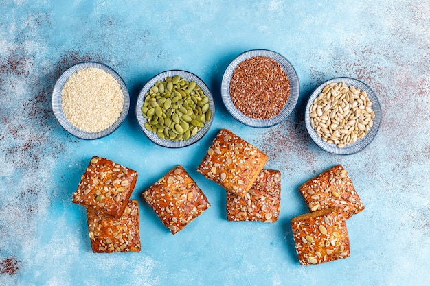 Hausgemachte Knäckebrotkekse mit Sesam, Haferflocken, Kürbis und Sonnenblumenkernen. Gesunder Snack, Samencracker