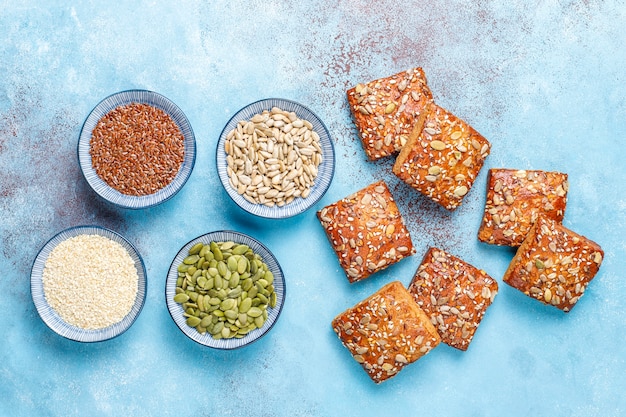 Hausgemachte Knäckebrotkekse mit Sesam, Haferflocken, Kürbis und Sonnenblumenkernen. Gesunder Snack, Samencracker