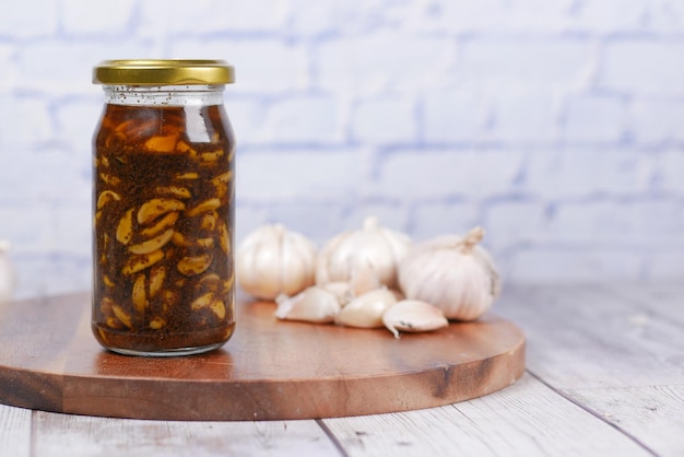 Hausgemachte Knoblauchgurke in einem Glas auf dem Tisch