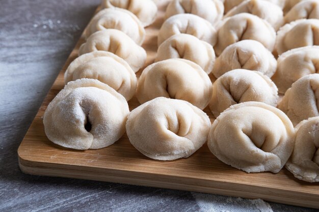 Hausgemachte Knödel aus Fleisch und Teig Nahaufnahme auf einem Holzbrett