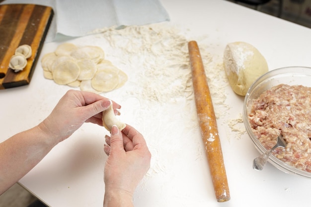 Hausgemachte Knödel in der Küche ohne Dekoration. Knödel mit Hackfleisch vom Schwein, Rind und Hähnchen zubereiten