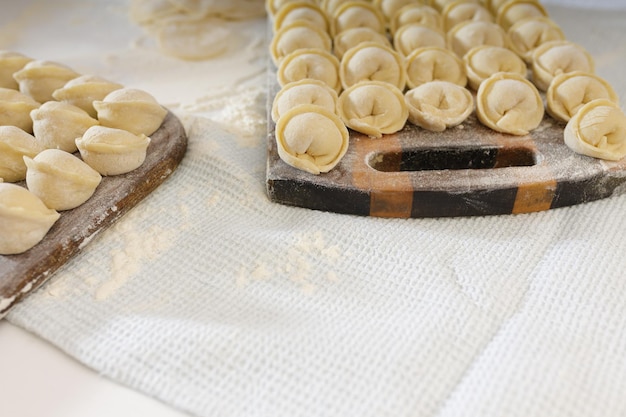 Hausgemachte knödel in der küche ohne dekoration. knödel mit hackfleisch vom schwein, rind und hähnchen zubereiten