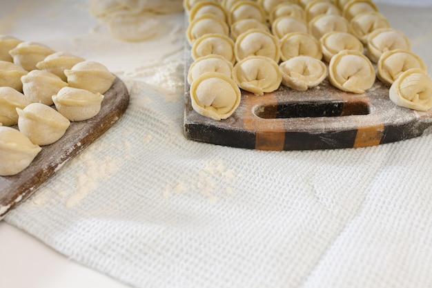 Hausgemachte Knödel in der Küche ohne Dekoration. Knödel mit Hackfleisch vom Schwein, Rind und Hähnchen zubereiten