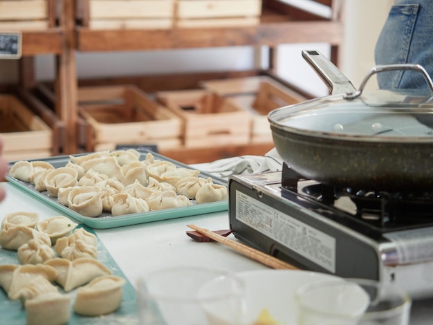 Hausgemachte Knödel in verschiedenen Formen in einem Tablett, bereit zum Kochen in der Pfanne