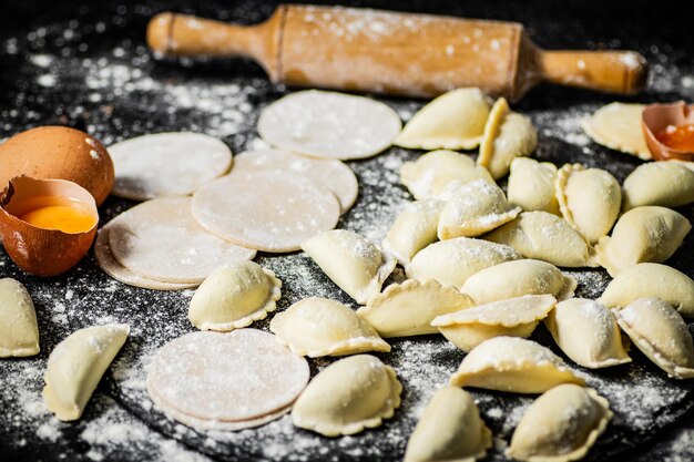 Foto hausgemachte knödel mit kartoffeln kochen