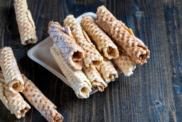 Foto hausgemachte knusprige waffeln auf dem tisch