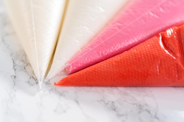Hausgemachte Königliche Glasur für die Dekoration herzförmiger Zuckerkuchen