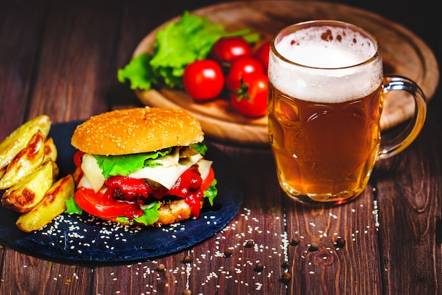 Hausgemachte köstliche, köstliche Beef Burger mit Salat und Bier