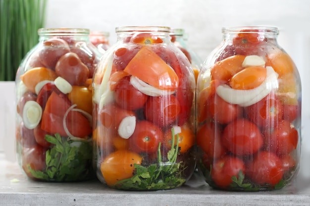 Hausgemachte Konservierung Großes Glas mit roten reifen eingelegten Tomaten Pickles für den Winter