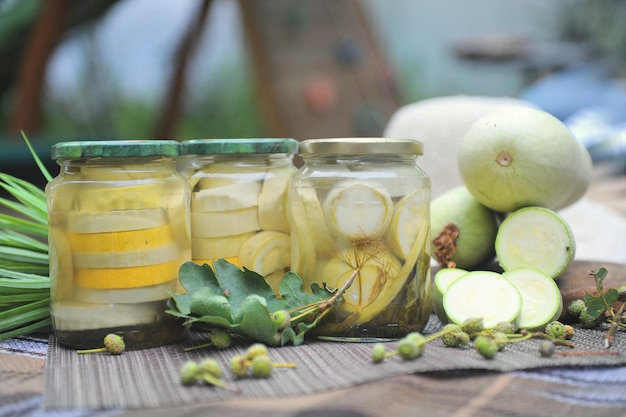 Hausgemachte Konservierung mit marinierten Zucchini