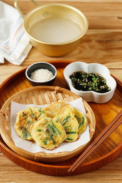 Hausgemachte koreanische Pajeon Frühlingszwiebel-Schnittlauch-Pfannkuchen mit Dip-Sauce und Sesamsamen