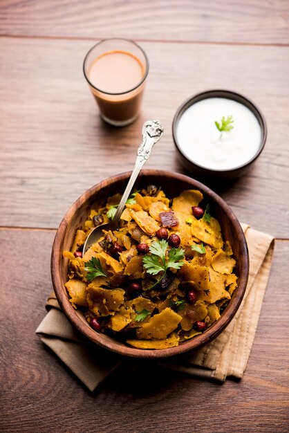 Hausgemachte Kothu Parotta oder Paratha oder Stir Fried Leftover Chapati Masala oder Fodnichi Poli in Marathi, serviert in einer Schüssel oder einem Teller mit Quark und heißem Tee. Selektiver Fokus