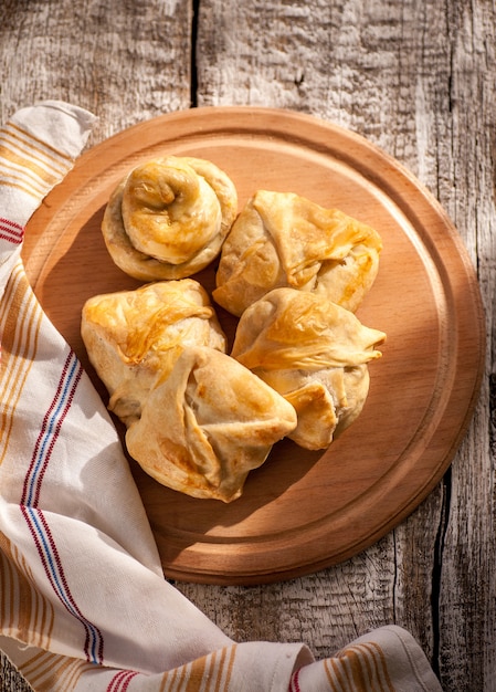 Hausgemachte Kuchen auf Holzteller