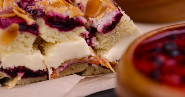 hausgemachte Kuchen mit Erdbeeren und Creme-Käse