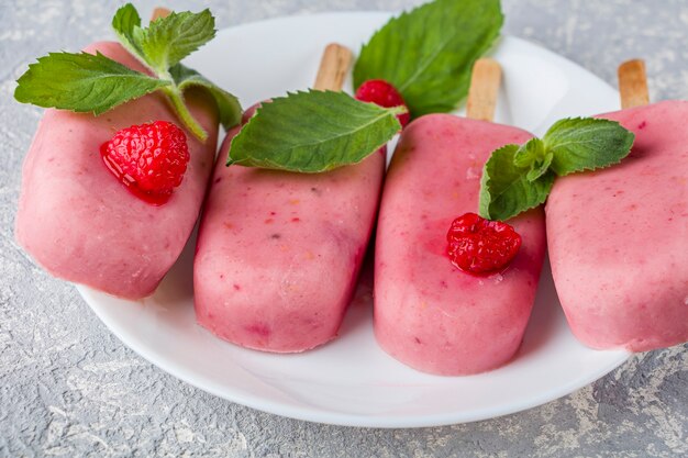 Hausgemachte Küche vegane Himbeeren und Kokosmilch-Eis am Stiel