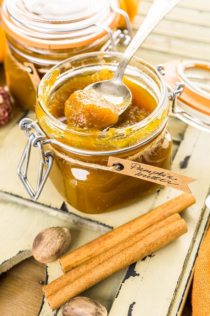 Hausgemachte Kürbisbutter mit Kürbisbrot auf dem Tisch.