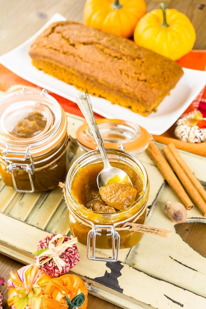 Hausgemachte Kürbisbutter mit Kürbisbrot auf dem Tisch.