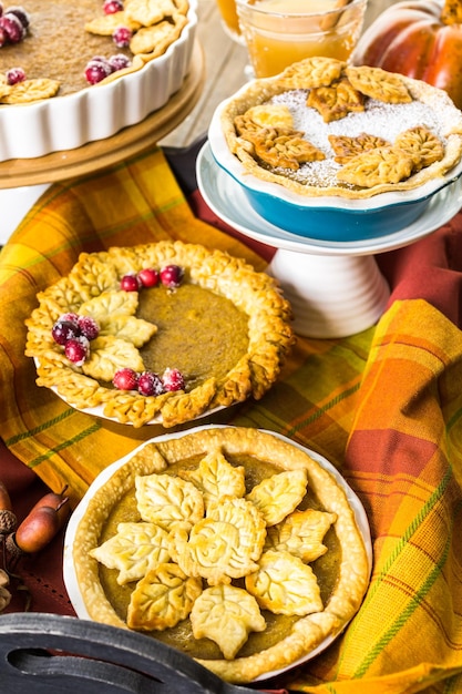 Hausgemachte Kürbiskuchen mit gestempelten Blättern im Herbst.