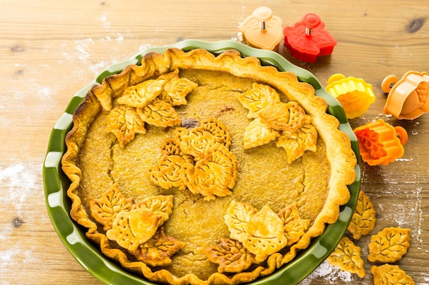 Hausgemachte Kürbiskuchen mit gestempelten Blättern im Herbst.