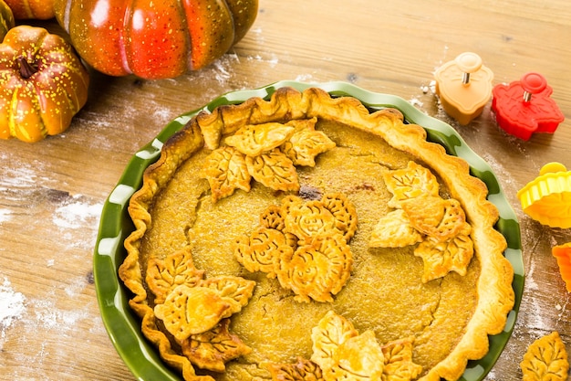 Hausgemachte Kürbiskuchen mit gestempelten Blättern im Herbst.