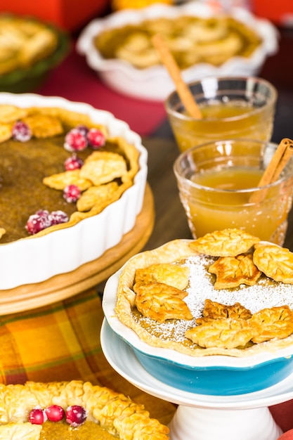 Hausgemachte Kürbiskuchen mit gestempelten Blättern im Herbst.