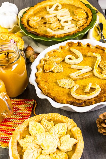 Hausgemachte Kürbiskuchen mit gestempelten Blättern im Herbst.