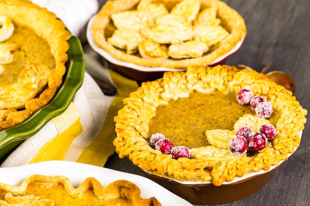 Hausgemachte Kürbiskuchen mit gestempelten Blättern im Herbst.