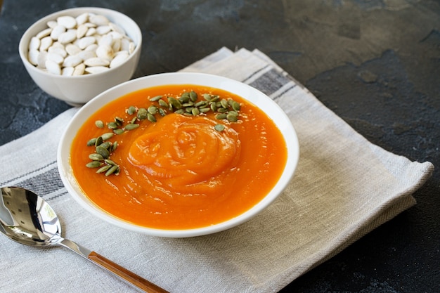 Hausgemachte Kürbissuppe auf einem dunklen schwarzen Tisch