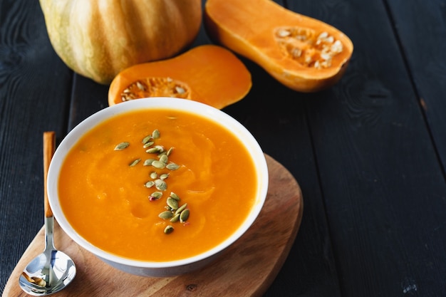 Hausgemachte Kürbissuppe auf einem dunklen schwarzen Tisch