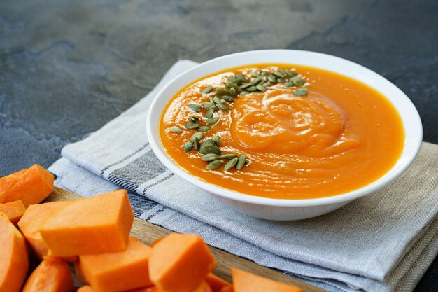 Hausgemachte Kürbissuppe auf einem schwarzen Tisch