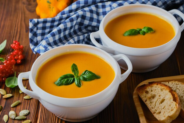 Hausgemachte Kürbissuppe mit Sahne und Basilikum