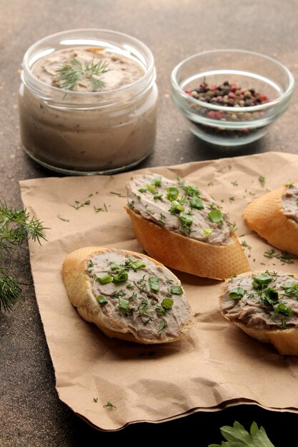 Hausgemachte Leberpastete mit Gemüse auf Brot