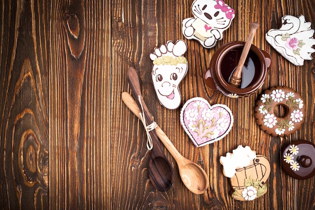 Foto hausgemachte lebkuchen und honigtopf auf holzuntergrund