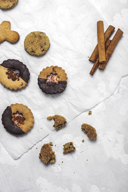 Hausgemachte Lebkuchen Zimt und Schokoladenplätzchen auf Weiß