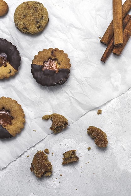 Hausgemachte Lebkuchen Zimt und Schokoladenplätzchen auf Weiß