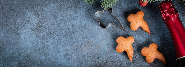 Hausgemachte Lebkuchenplätzchen auf dunklem Hintergrund Weihnachtskomposition Neujahrshintergrund Nummer 2022 mit Keksen Weihnachtsbanner Neujahrsbanner