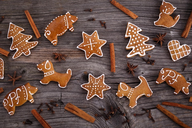 Hausgemachte Lebkuchenplätzchen der Weihnachten auf hölzernem Hintergrund