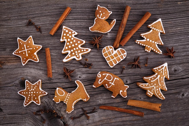 Hausgemachte Lebkuchenplätzchen der Weihnachten auf hölzernem Hintergrund