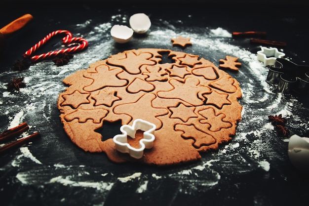 Hausgemachte Lebkuchenplätzchen kochen. Traditionelles hausgemachtes Weihnachtsgebäck. Selbstgemachte Lebkuchenplätzchen machen. Festliche Atmosphäre, Hausmannskost.