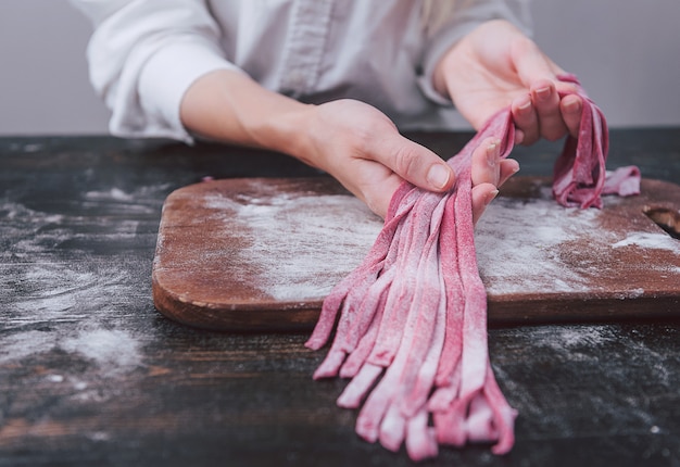 Hausgemachte leckere Delikatesse rosa Paste mit Rüben und Preiselbeeren